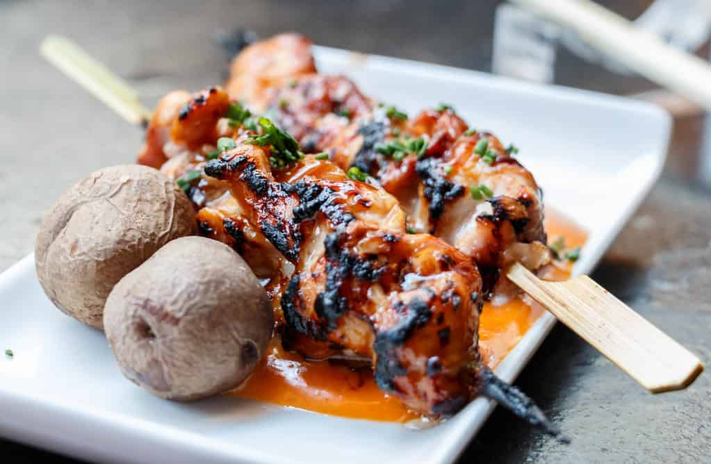 ¡Descubre el Secreto de Nuestro Irresistible Mojo 🌶 en Azul Flojito! Aprende a hacer Mojo Picón Canario 3 Pollo con papa canaria y mojo rojo. Azul Flojito Restaurante
