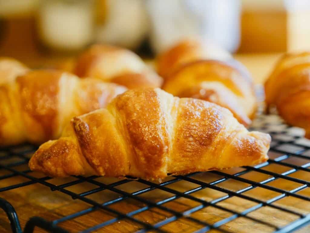 Descubre los Mejores Desayunos en Los Cristianos en Azul Flojito 3 croissant de nutella - desayunos en los cristianos - azul flojito restaurante -brown bread on black metal rack