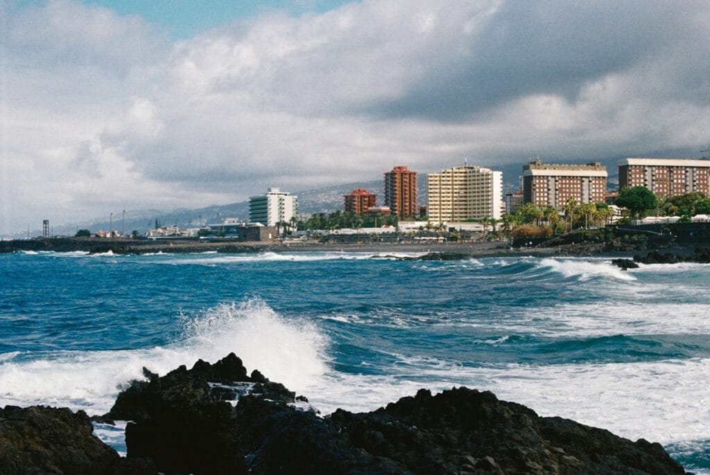 Cuantos Municipios tiene Tenerife, tu Guía 2025 3 A view of a city from the ocean