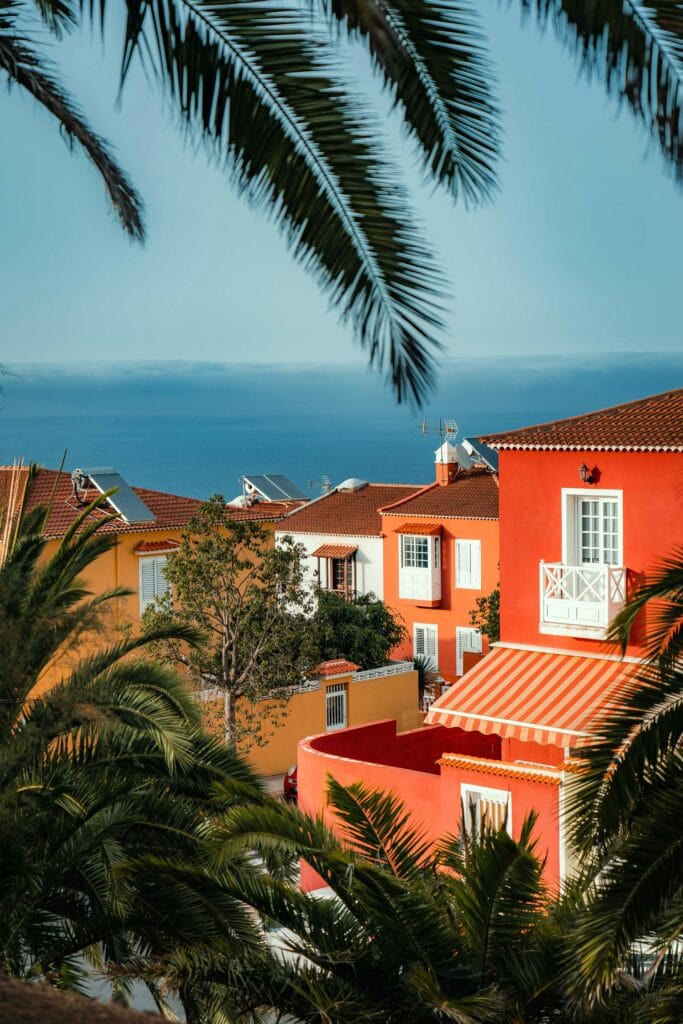 Cuantos Municipios tiene Tenerife, tu Guía 2025 2 Vibrant Spanish villas with palm trees in La Orotava, Spain, by the sea.