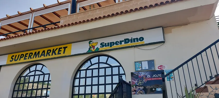 Supermercado Dinosol Los Gigantes — Santiago del Teide