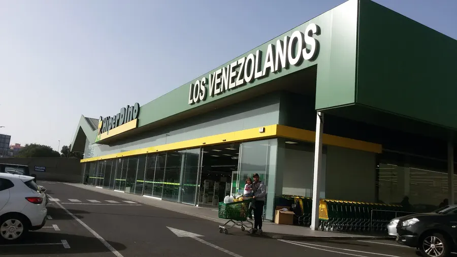Supermercado Hiperdino Los Venezolanos — La Laguna