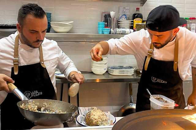 chef y cocinero en azul flojito