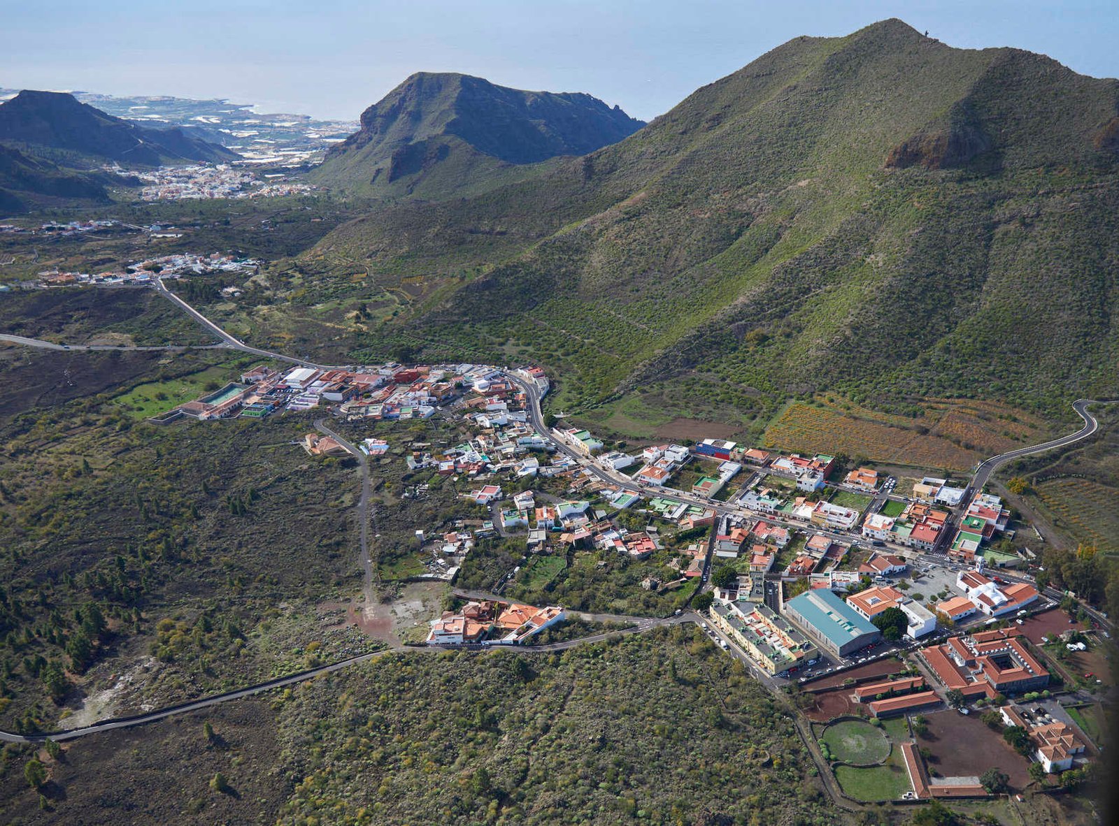Santiago del Teide: Entre Playas Salvajes y Senderos de Montaña