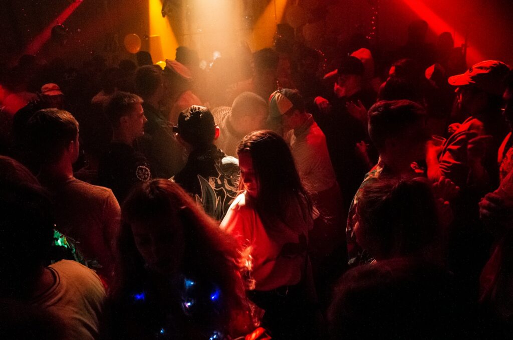Blog 1 discotecas en los cristianos - people inside structure