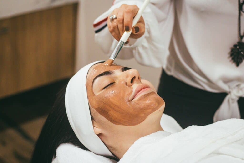 Blog 4 spa en los cristianos - woman wearing mud mask