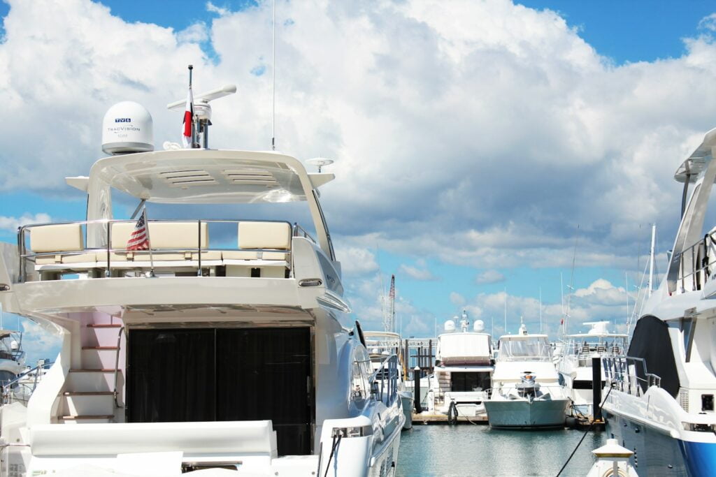 Blog 9 Alquiler de Embarcaciones en Los Cristianos - a couple of boats that are in the water