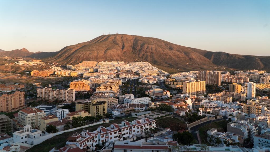 Blog 10 vida local en los cristianos - a view of a city with mountains in the background
