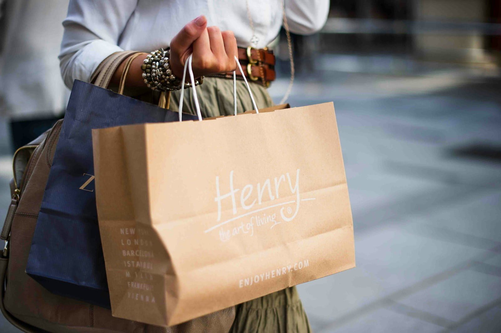 Guía de Compras en Los Cristianos - brown Henry paper bag