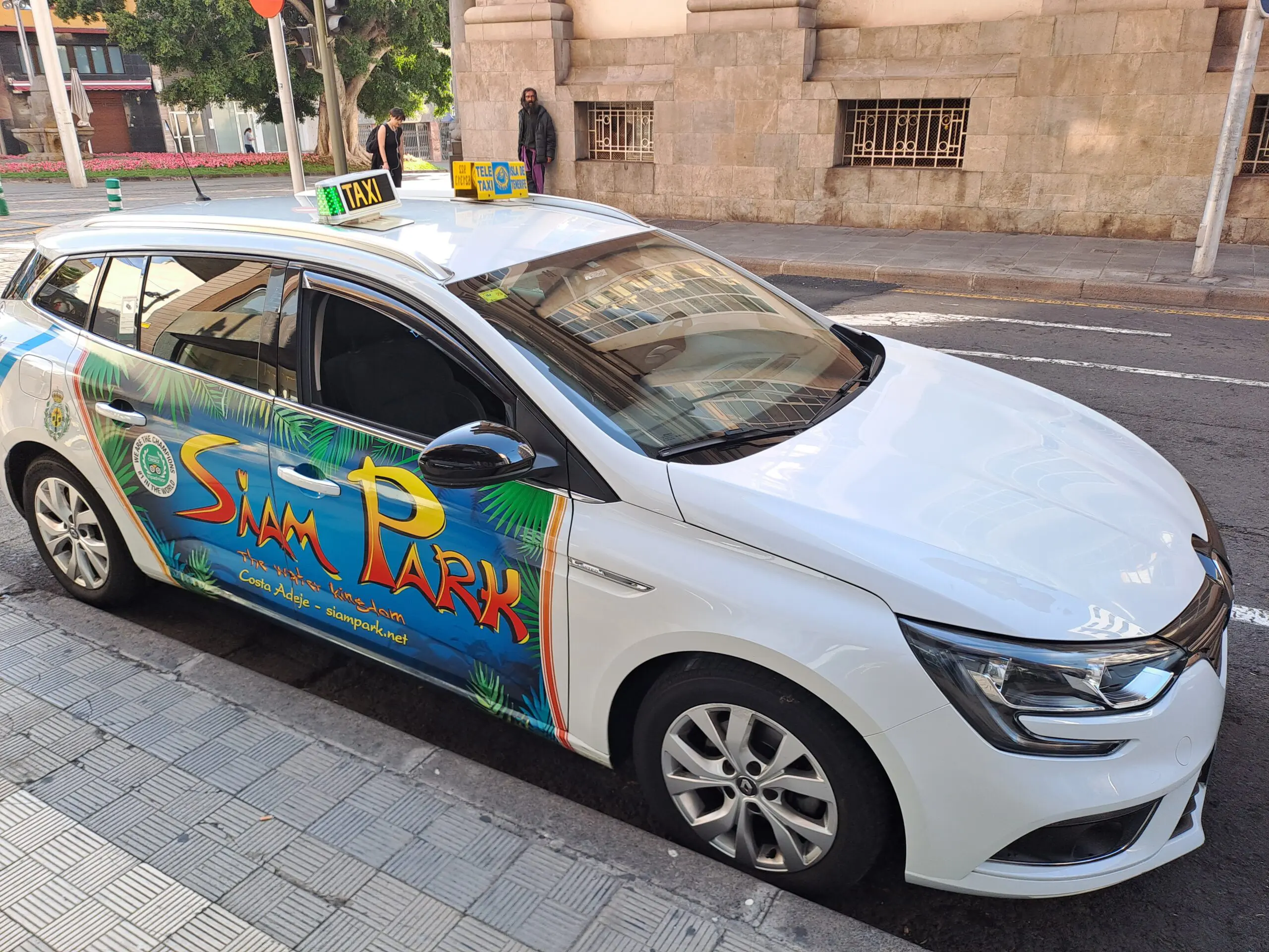 cuánto cuesta un taxi desde aeropuerto tenerife norte a costa adeje